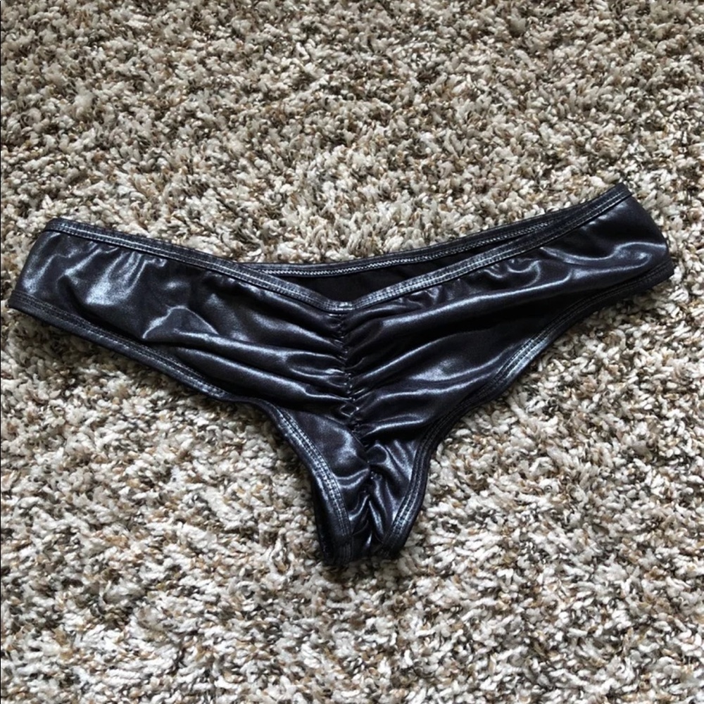 🚫SOLD Iheartraves scrunch bottoms